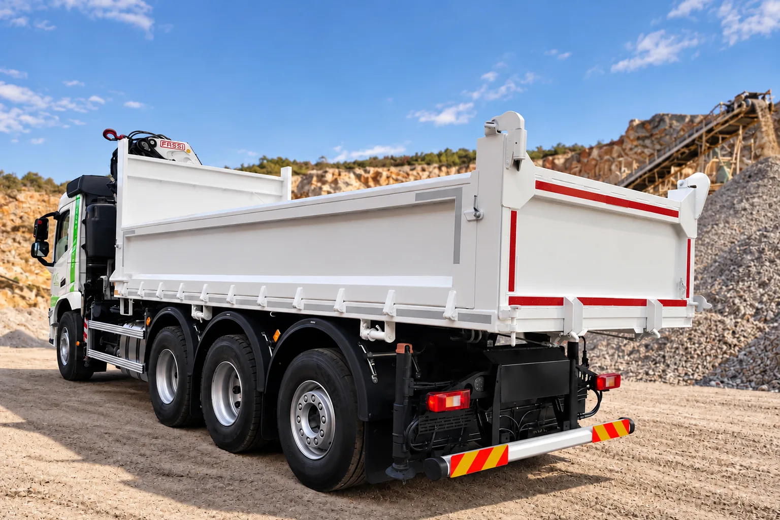 Volquete de construcción a medida fabricado por Cargoequip, camión con grúa en cantera