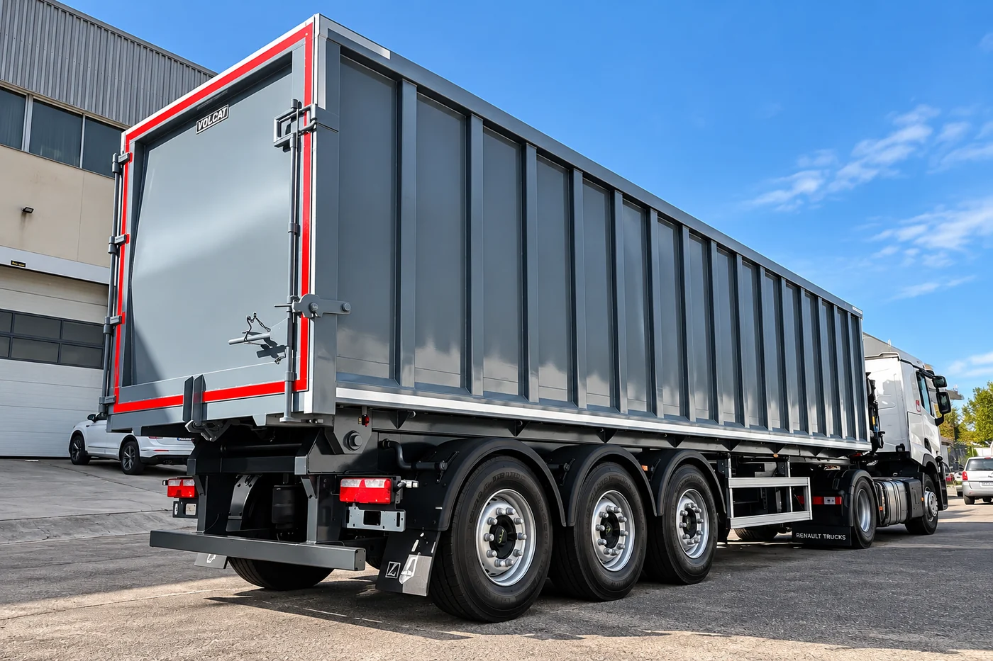 Semirremolque basculante verde para transporte de chatarra en planta de reciclaje